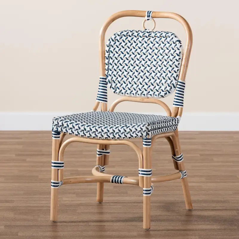 Chaise de bistrot moderne en rotin naturel, tissage bleu et blanc, style français