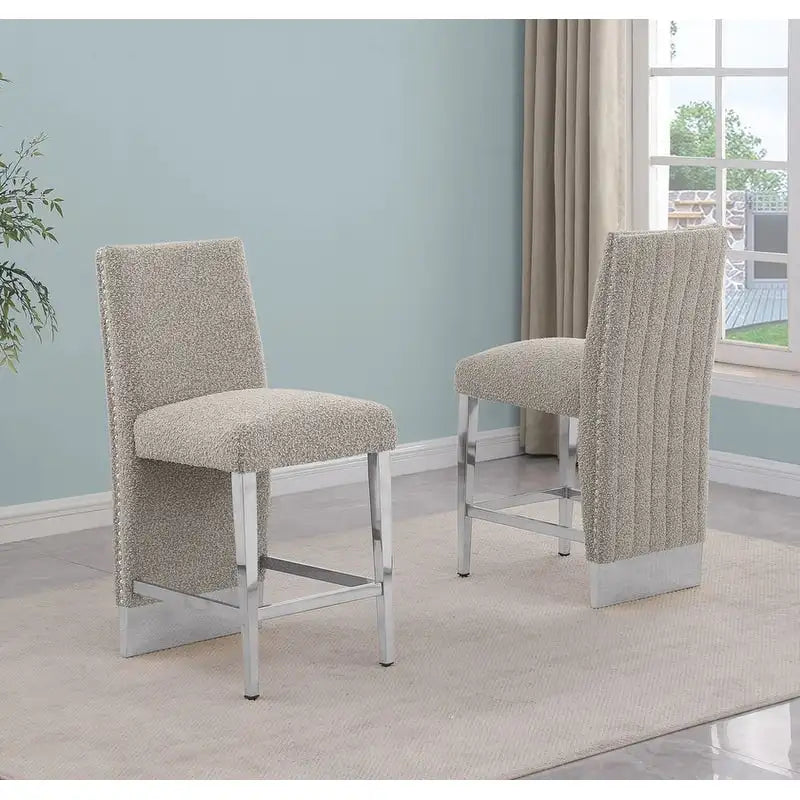 Chaise plissée avec bordure de clous chromés « Best Quality Furniture » - S.O.